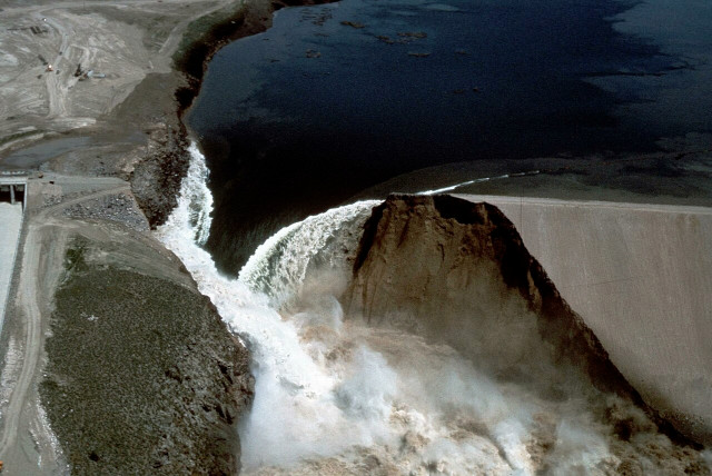 The Teton Dam failing